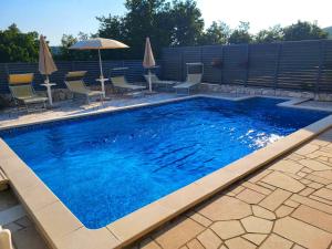 Bazén v ubytování Holiday Home Petra nebo v jeho okolí