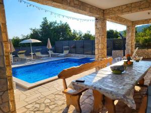 Bazén v ubytování Holiday Home Petra nebo v jeho okolí