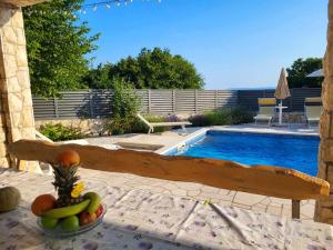 Bazén v ubytování Holiday Home Petra nebo v jeho okolí
