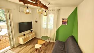 a living room with a couch and a television at Lou et Line in Lorgues