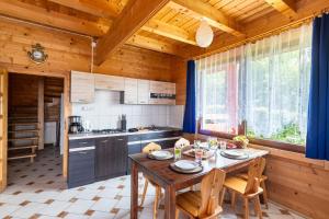 a kitchen with a table and chairs in a cabin at Korsarz in Rusinowo