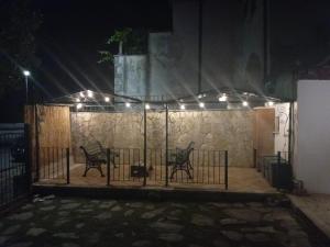 un patio con due sedie e una recinzione di notte di Il Frantoio di Franco a Rocchetta a Volturno