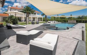 Πισίνα στο ή κοντά στο Gorgeous Home In Sumber With Sauna
