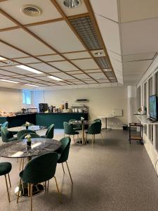TV a/nebo společenská místnost v ubytování Hotell City Karlshamn