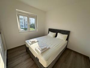 Ένα ή περισσότερα κρεβάτια σε δωμάτιο στο Apartmani Aki 5