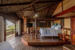 Un dormitorio con una cama y un televisor en una habitación. en Dayo Hotel, en Flecheiras 89 fotos más