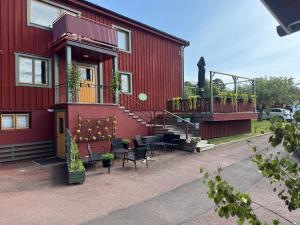 レットビークにあるLustigsgården Boutique Hotelの階段とバルコニーのある赤い建物