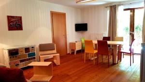salon ze stołem jadalnym i krzesłami w obiekcie Haus Nora by Globalimmoservice w mieście Bad Kleinkirchheim