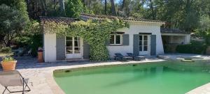 a house with a swimming pool in a yard at Le Mazet du Lapin Rouge in Figanières