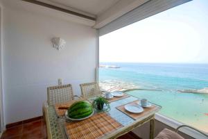 ein Esstisch mit Blick auf das Meer in der Unterkunft Ferienwohnung am Strand - 2 Schlafzimmer in Arguineguín