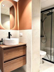 Ένα μπάνιο στο Luxury Escape by the Beach and City Center +39 φωτογραφίες