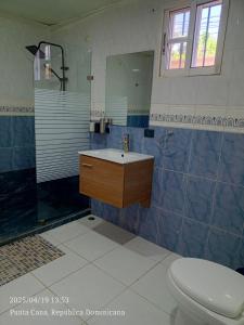 ein Badezimmer mit Waschbecken und Toilette in der Unterkunft Cómodo y cerca de la playa in Punta Cana