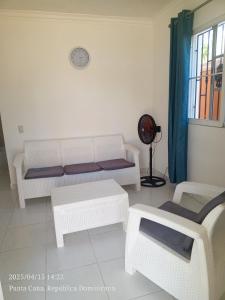 ein Wohnzimmer mit Sofa und Tisch in der Unterkunft Cómodo y cerca de la playa in Punta Cana