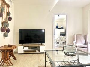 Μια τηλεόραση ή/και κέντρο ψυχαγωγίας στο Luxury Escape by the Beach and City Center