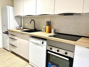 Η κουζίνα ή μικρή κουζίνα στο Luxury Escape by the Beach and City Center