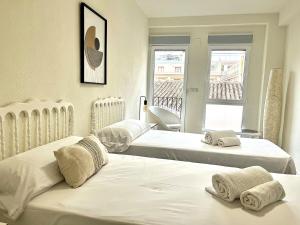 Ένα ή περισσότερα κρεβάτια σε δωμάτιο στο Luxury Escape by the Beach and City Center