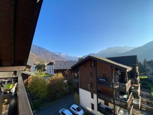 an aerial view of a city with mountains in the background at Grand T3 lumineux avec balcon, parking & casier skis en centre-ville de Samoëns - FR-1-624-22 in Samoëns