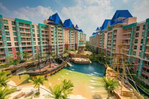 eine Luftaufnahme der Pools des Disney Resort Hotels in der Unterkunft Stunning 1bdr in Fairytale Water park Condo Grande Caribbean in Pattaya South