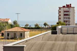 Una vista de una rampa de patineta en una ciudad. en Casa Vacanza Mark Beach, en Marotta