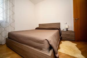 Un dormitorio con una cama y una cómoda con una lámpara. en Casa Vacanza Mark Beach, en Marotta
