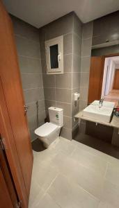 a bathroom with a toilet and a sink at Appartement moderne équipé, situé au centre de Oujda in Oujda