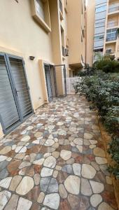 a stone walkway in front of a building at Appartement moderne équipé, situé au centre de Oujda in Oujda