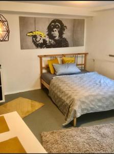 a bedroom with a bed and a painting on the wall at Garten Apartment für Hundefreunde umzäunt Souterrain in Hirschaid