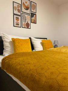 a bedroom with two yellow pillows and a yellow blanket at Zwischen Mosel und Weinbergen in Mehring
