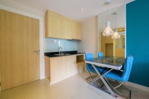 eine Küche mit Tisch und Stühlen und einer Spüle in der Unterkunft Stunning 1bdr in Fairytale Water park Condo Grande Caribbean in Pattaya South