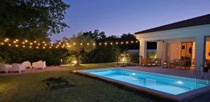 a backyard with a swimming pool and a house at Villa Destiny Nedescina, Istrien, Kroatien in Nedeščina