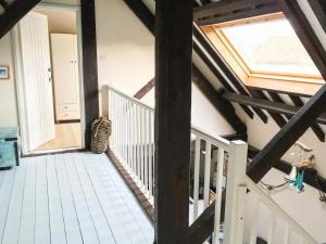 Cette chambre mansardée dispose d'une lucarne et d'un escalier. dans l'établissement Trailor Cottage, à Weybourne 10 autres photos