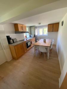 a kitchen with a table and chairs in a room at Michelles FeWo in Uttenweiler