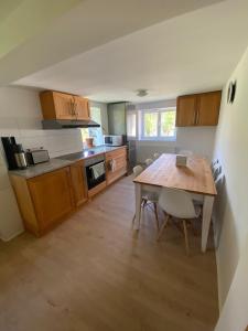 eine Küche mit einem Holztisch und einem Holzboden in der Unterkunft M1 Ferienwohnung in Uttenweiler + 13 Fotos