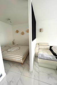 A bed or beds in a room at STUDIO 4 COUCHAGES - À 12 min de la plage à pied - Wifi inclus - parking et linge en option