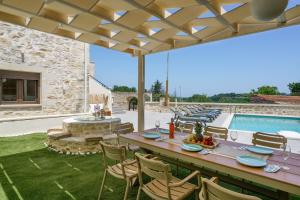 Bazén v ubytování Villa Angelo, Traditional Cretan Stone Villa with Pool & Countryside Views nebo v jeho okolí