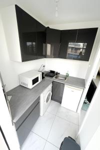 A kitchen or kitchenette at STUDIO 4 COUCHAGES - À 12 min de la plage à pied - Wifi inclus - parking et linge en option Még 4 kép