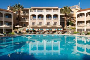 Néon RýsionHeaven Hotel Thessaloniki Airport的酒店前面的一个大型游泳池