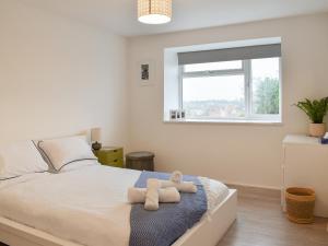 Un dormitorio con una cama con dos toallas encima. en Tankerton Heights, en Whitstable