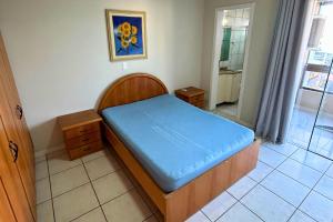a small bedroom with a bed with a blue mattress at Apartamento com vista mar e excelente localização in Bombinhas
