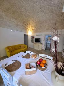 una sala de estar con una mesa con comida. en L'Ulivo Nascosto, en Martina Franca