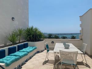 Rõdu või terrass majutusasutuses Terrazza Diomede Manfredi Homes&Villas