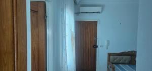 Ảnh trong thư viện ảnh của une chambre, un salon, cuisine et balcon ở Monastir