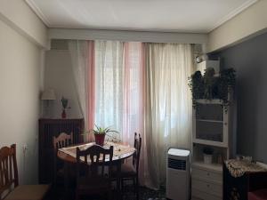 une salle à manger avec une table et une fenêtre dans l'établissement Mona Lisà, à Larissa