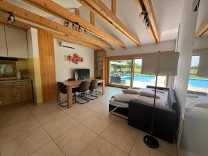 TV a/nebo společenská místnost v ubytování Capo House
