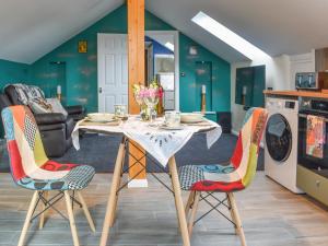 Un comedor con mesa y sillas en Moorhens, en Herstmonceux