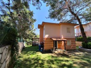 a small house with a grill in a yard at Villa Siesta Kusadasi in Kuşadası