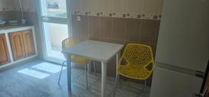 Ảnh trong thư viện ảnh của une chambre, un salon, cuisine et balcon ở Monastir