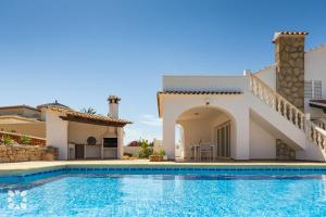 Bazén v ubytovaní Villa Ponte Vecchio by Abahana Villas alebo v jeho blízkosti