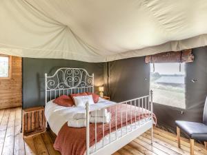 Ένα ή περισσότερα κρεβάτια σε δωμάτιο στο Safari Tent One - Uk44404 +15 φωτογραφίες