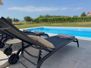 Bazén v ubytování Capo House nebo v jeho okolí